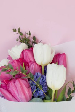 Pembe arka planda güzel bir bahar buketi fotokopi alanı, metin için yer. Bahar tatili konsepti, 8 Mart ve Anneler Günü teması