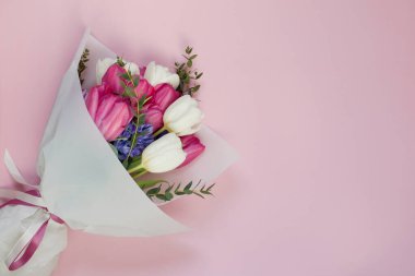 Pembe arka planda güzel bir bahar buketi fotokopi alanı, metin için yer. Bahar tatili konsepti, 8 Mart ve Anneler Günü teması