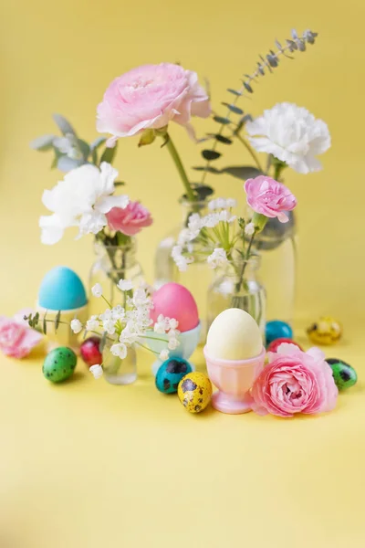 Easter Eggs Flowers Yellow Background Easter Background Pastel Colors Details — Stock Photo, Image