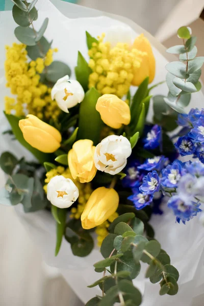Прекрасный Весенний Букет Желтыми Голубыми Цветами Мимоза Дельфиний Тюльпаны Эвкалипт — стоковое фото