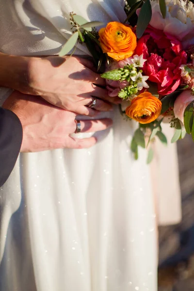 Belo Buquê Brilhante Com Peônias Ranúnculo Rosas Mãos Mulher Homem — Fotografia de Stock