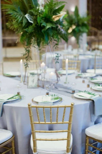 Salle Célébration Avec Feuilles Tropicales Décor Doré Guirlande Lumières — Photo