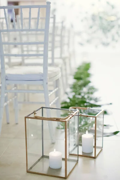 Cérémonie Mariage Mariage Botanique Chaises Blanches Vases Verre Avec Bougies — Photo