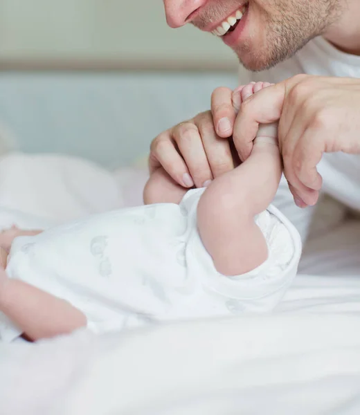 Новонароджена Дитина Батько Сімейне Кохання Усміхнений Чоловік Тримає Маленькі Ноги — стокове фото