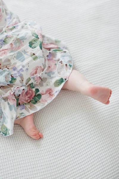 Pełzające Stopy Dziecka Dziewczyna Sukience Little Baby Girl Indeksowanie Ładny — Zdjęcie stockowe