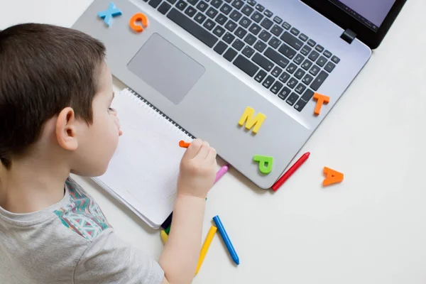 Conceito Educação Online Distância Menino Caucasiano Tem Videochamadas Line Laptop — Fotografia de Stock