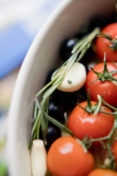 Pomidory Czosnek Oliwki Rozmaryn Formie Pieczenia Jasnym Tle Przygotowanie Gotowania — Zdjęcie stockowe