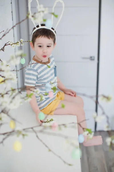 Kaukaski Maluch Chłopiec Zabawny Królicze Uszy Pobliżu Wielkanoc Drzewo Kolorowe — Zdjęcie stockowe