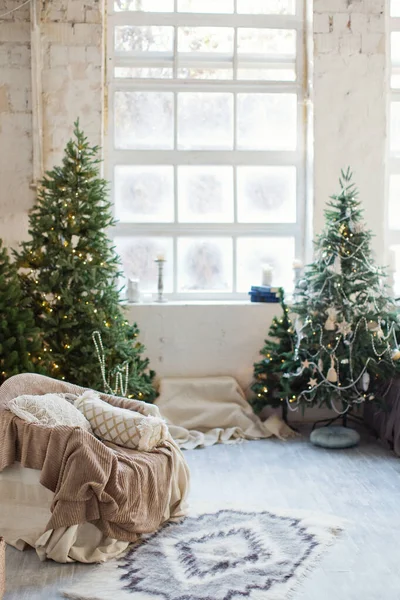 Fehér Nappali Kandallóval Karácsonyfákkal Karácsonyi Dekorációval — Stock Fotó