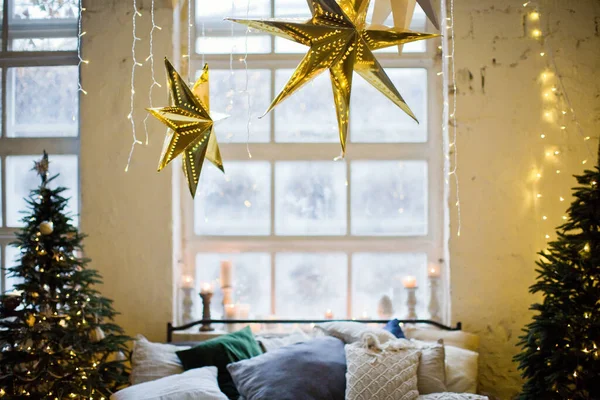 Bożonarodzeniowa Sypialnia Poddaszu Dużymi Oknami Świąteczne Dekoracje Choinki Lampki Loft — Zdjęcie stockowe