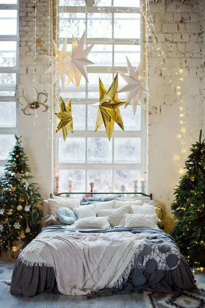 Slaapkamer Met Grote Ramen Kerstversiering Kerstbomen Verlichting Loft Boho Interieur — Stockfoto