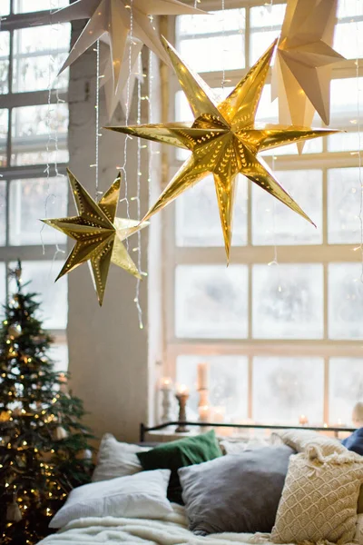 Weihnachten Loft Schlafzimmer Mit Großen Fenstern Weihnachtsdekoration Weihnachtsbäume Und Lichter — Stockfoto