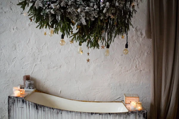 Wooden Bathtub Christmas Tree Branches Light Bulbs Decoration Cozy Winter — Foto de Stock