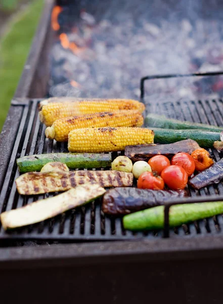 Zöldségek Grillsütőn Szabadban Pirított Kukorica Cukkini Padlizsán Paradicsom Főzés Grillen — Stock Fotó
