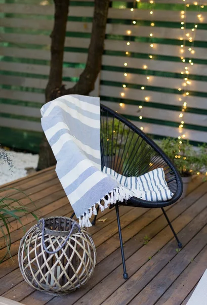 Lounge Tuinstoel Achtertuin Zwarte Stoel Met Deken Tuin Patio Buurt — Stockfoto