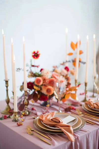 Hermosa Mesa Con Flores Otoño Servilletas Color Naranja Rosa Velas — Foto de Stock