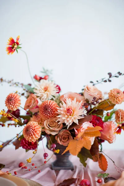 Piękna Kompozycja Kwiatowa Jesiennymi Pomarańczowymi Czerwonymi Kwiatami Jagodami Jesienny Bukiet — Zdjęcie stockowe