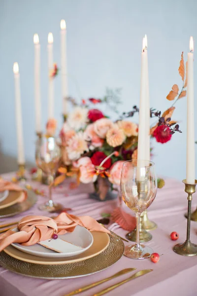 Prachtige Tafel Met Herfstbloemen Oranje Roze Servetten Brandende Kaarsen Herfst — Stockfoto