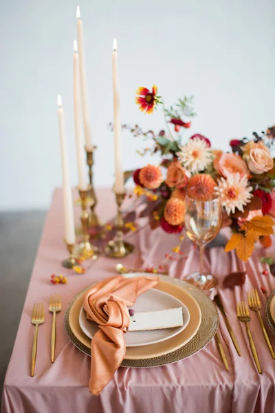 Beautiful Table Setting Autumn Flowers Orange Pink Napkins Burning Candles — Stock Photo, Image