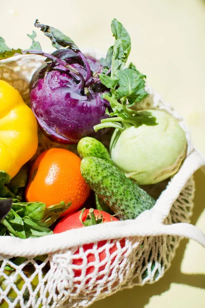 Bolsa Hilo Ecológico Con Verduras Frescas Verduras Coloridas Pimienta Tomates — Foto de Stock