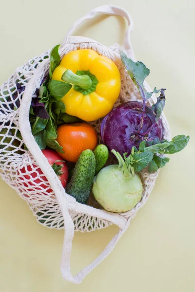 Bolsa Hilo Ecológico Con Verduras Frescas Verduras Coloridas Pimienta Tomates — Foto de Stock