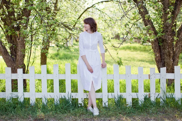 Piękny Biały Kobieta Biały Sukienka Spacery Wiosna Kwiat Ogród Pobliżu — Zdjęcie stockowe