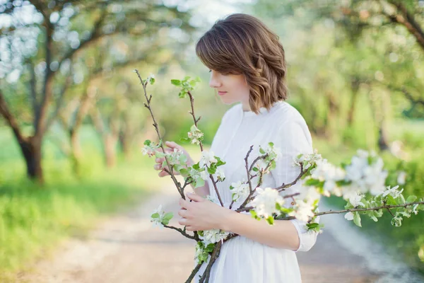 Hermosa Mujer Caucásica Vestido Blanco Camina Jardín Flores Primavera —  Fotos de Stock