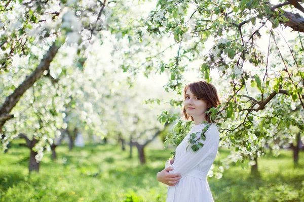Piękny Biały Kobieta Biały Sukienka Spacery Wiosenny Kwiat Ogród — Zdjęcie stockowe