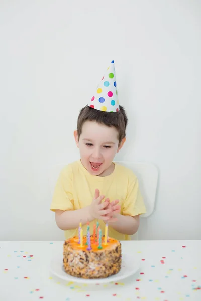 Bambino Caucasico Ragazzo Cappello Colorato Compleanno Seduto Vicino Torta Compleanno — Foto Stock