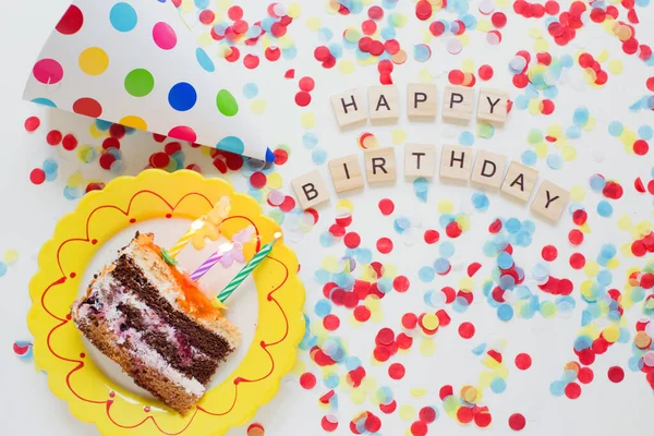 Urodzinowy Tło Smaczny Placek Talerz Papierowy Imprezowy Kapelusz Kolorowy Konfetti — Zdjęcie stockowe