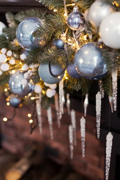 Blauwe Zilveren Kerstversiering Een Open Haard Bij Bruine Bakstenen Muur — Stockfoto