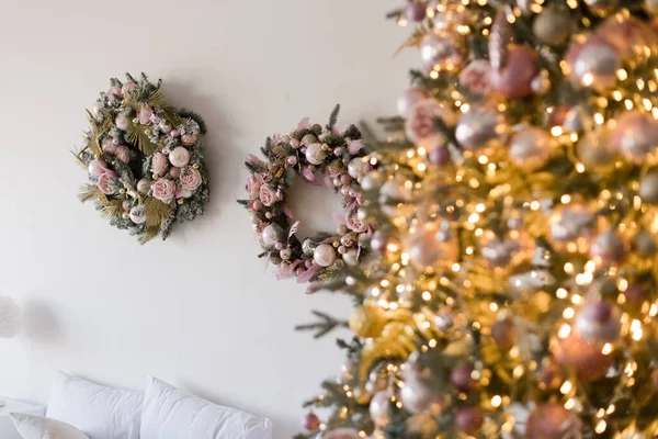 Roze Gouden Kerstversiering Een Kerstboom Met Lampjes Krans Witte Muur — Stockfoto