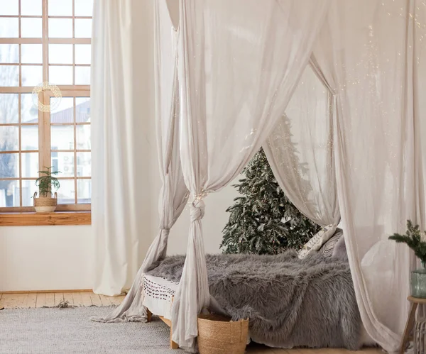 Kerst Scandinavische Slaapkamer Met Witte Luifel Met Verlichting Kerstboom Bed — Stockfoto