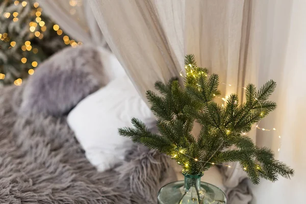 Kerst Scandinavische Slaapkamer Met Witte Luifel Met Verlichting Kerstboom Bed — Stockfoto