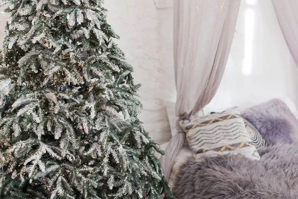 Chambre Scandinave Noël Avec Verrière Blanche Avec Lumières Arbre Noël — Photo