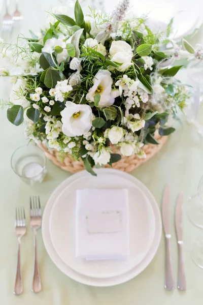 Tafelopstelling Bloemsamenstelling Met Groene Witte Bloemen Een Feesttafel Binnen Restaurant — Stockfoto