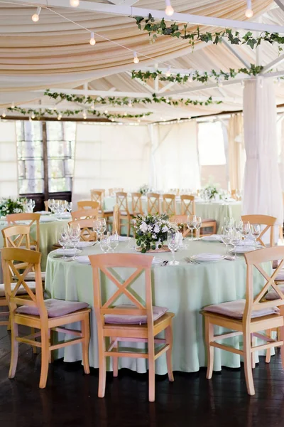 Tischdekoration Und Blumenkomposition Mit Grünen Und Weißen Blumen Auf Einem — Stockfoto