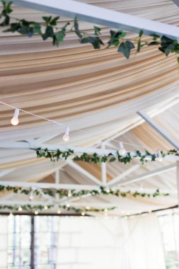 Ampul süslemesi iç kısımda. Güzel kırsal dekorasyonları ve ampullü beyaz ipliği olan açık iç mekan ya da restoran.