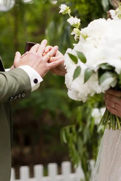Bride Groom Exchange Wedding Rings Bride White Wedding Dress Bouquet — ストック写真