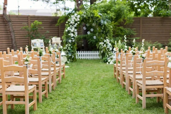 Grüner Garten Hochzeitsbogen Mit Blumen Blättern Und Kerzen Hängeglas — Stockfoto