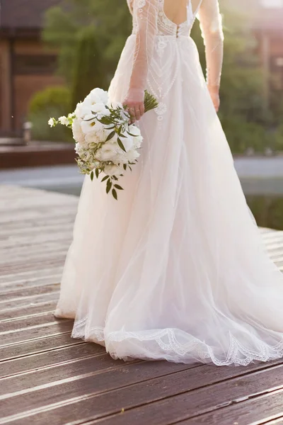 Nevěsta Bílou Svatební Kyticí Žena Bílých Šatech Stojí Dřevěné Podlaze — Stock fotografie