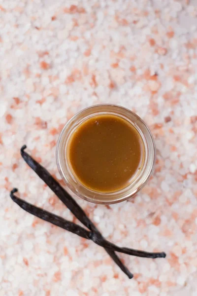 Jar Caramel Sauce Vanilla Sticks Himalayan Salt Background Salted Caramel — Φωτογραφία Αρχείου