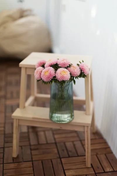 Beautiful Bouquet Pink Chrysanthemums Aster Flowers Green Vase Wooden Ladder — Fotografia de Stock