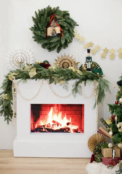 Christmas Fireplace Golden Vintage Decorations Green Spruce Wreath Bells Wooden — Zdjęcie stockowe