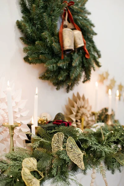 Christmas Fireplace Golden Vintage Decorations Green Spruce Wreath Bells Wooden — Stock Fotó