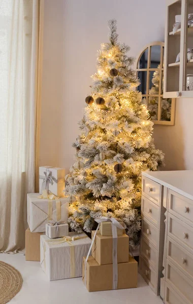 Licht Keukeninterieur Met Kerstboom Witte Beige Feestelijke Decoraties Verlichting — Stockfoto