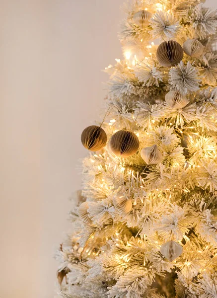 Mooie Witte Kerstboom Met Ambachtelijke Papieren Decoraties Buurt Van Witte — Stockfoto