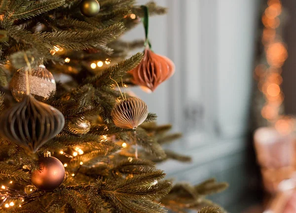 Όμορφο Χριστουγεννιάτικο Δέντρο Γυάλινες Μπάλες Και Χάρτινες Διακοσμήσεις Χειροτεχνίας Στο — Φωτογραφία Αρχείου