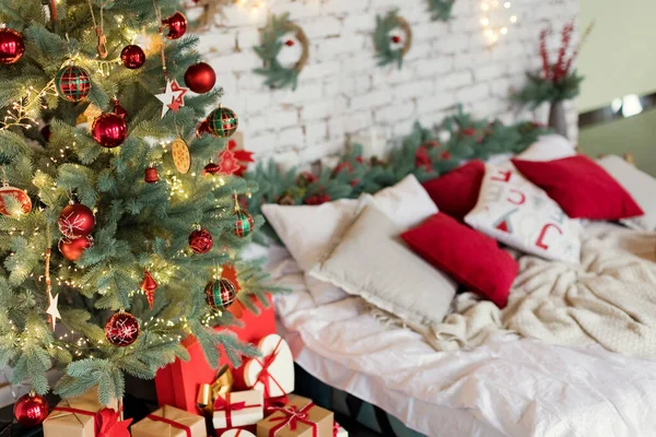 Lichte Kerstslaapkamer Met Kerstboom Geschenkdozen Kussens Het Bed Verlichting Decoraties — Stockfoto