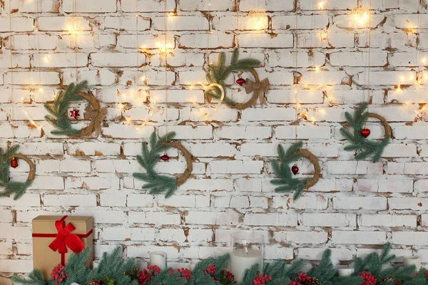 Kerstkransen Met Lampjes Rode Versieringen Hangend Aan Een Bakstenen Muur — Stockfoto